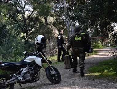 ΕΚΤΑΚΤΟ: Εντοπίστηκε βλήμα όλμου στου Φιλοπάππου - Στο σημείο κλιμάκιο του ΤΕΝΞ (φωτό, βίντεο)